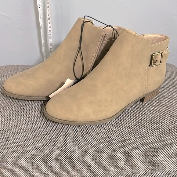 St. John’s Bay tan suede ankle boots, size 7 1/2, NWT. - Picture 1 of 12